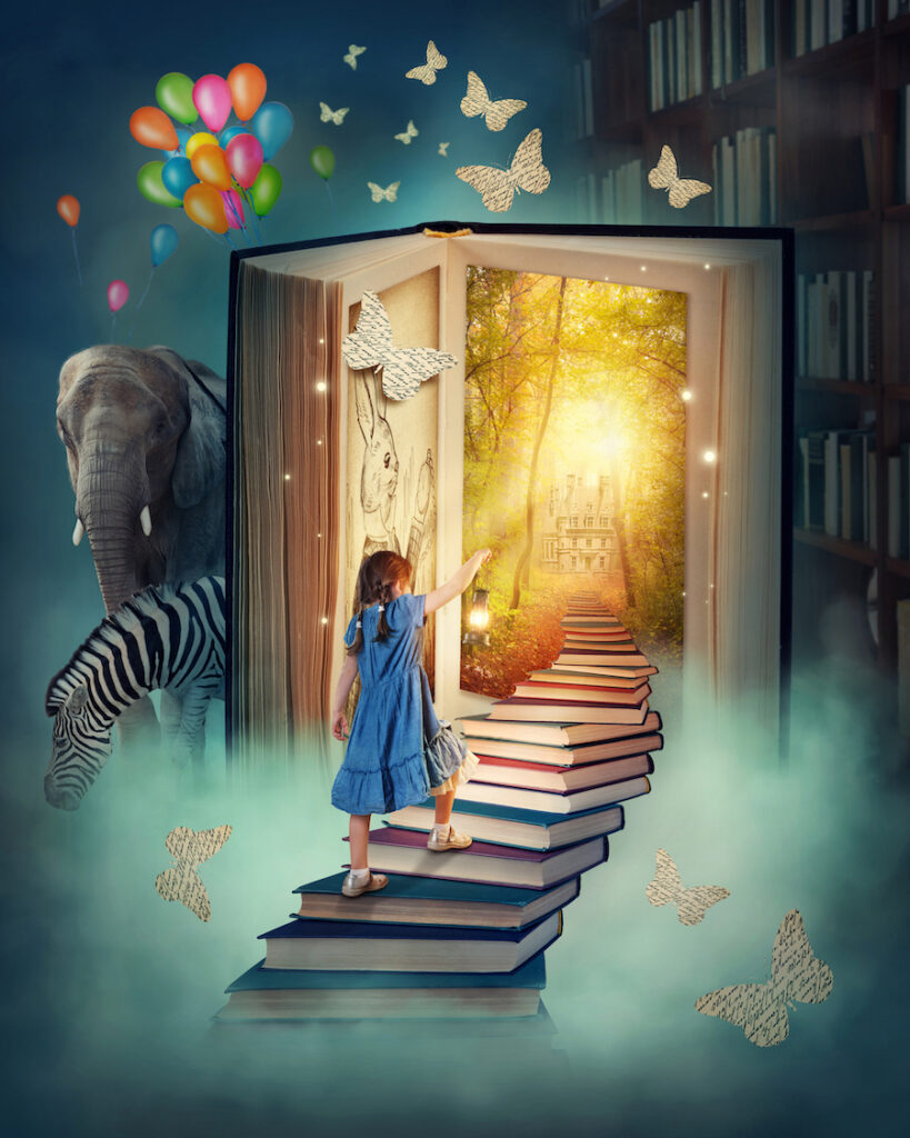 Mädchen auf Büchertreppe